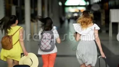 四个穿着鲜艳<strong>夏装</strong>的女朋友飞机迟到了。 漂亮的女孩正在机场内奔跑